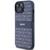 Niebieskie etui na telefon z wzorem w jasne litery "DKNY" powtarzające się na całej powierzchni. Na środku znajduje się metalowe logo "DKNY" w kolorze złotym.