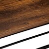 Zdjęcie przedstawia fragment półki z ciemnego drewna o wyraźnej teksturze, z widocznymi słojami i sękami. Pod drewnianą powierzchnią znajdują się czarne, metalowe elementy konstrukcyjne.