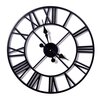 Czarny zegar ścienny z metalową ramą i rzymskimi cyframi, wskazówki w stylu retro umieszczone na białym tle. Zegar ma minimalistyczny design z widocznymi elementami konstrukcyjnymi.