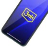 Na zdjęciu widoczny jest fragment ekranu telefonu z niebieskim tłem i żółtym logo "3mk". Ekran jest pokryty szkłem ochronnym, a na dole ekranu znajduje się biały pasek.