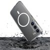 Przezroczyste etui na telefon z trzema widocznymi obiektywami aparatu, unosi się nad powierzchnią, z której unoszą się fragmenty materiału. Na etui widoczny jest okrągły wzór oraz napis "SAMSUNG".