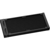 Czarny radiator z metalowymi żeberkami i dwoma wystającymi złączami na jednym z końców. Produkt ma prostokątny kształt i jednolitą, matową powierzchnię.