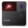 Kwadratowe urządzenie w kolorze czarnym z widocznym obiektywem kamery oraz świecącym na czerwono wskaźnikiem laserowym. Na dole znajduje się logo "Petcube" oraz rząd małych otworów, prawdopodobnie pełniących funkcję głośnika lub wentylacji.