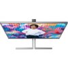 Monitor AOC Graphic Pro U32U3CV 31.5" wyświetla kolorowy obraz z osobą na tle graffiti. Monitor ma cienką ramkę i nowoczesną podstawę w kształcie litery "L".