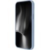 Etui w kolorze niebieskim o matowym wykończeniu, zaprojektowane dla Apple iPhone 15 Plus, prezentuje elegancki i nowoczesny wygląd. Na zdjęciu widoczne są przyciski boczne oraz otwory na porty, a ekran telefonu wyświetla abstrakcyjny, czarno-biały wzór.