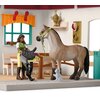 Zestaw figurek SCHLEICH Pomieszczenie dla stajennego 42591 Załączone wyposażenie 3 uzdy
