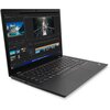 Na zdjęciu widoczny jest otwarty laptop z ekranem wyświetlającym program do edycji wideo, na którym widać kilka klipów wideo i zdjęć. Klawiatura laptopa jest czarna, a w prawym dolnym rogu obudowy znajduje się logo "ThinkPad".