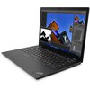 Czarny laptop z widocznym logo "ThinkPad" na obudowie, z otwartym ekranem wyświetlającym program do edycji zdjęć z kilkoma kolorowymi obrazami architektury. Klawiatura posiada charakterystyczny czerwony joystick na środku.