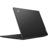 Czarny laptop z widocznym logo "ThinkPad" na pokrywie oraz logo "Lenovo" na dolnym rogu. Laptop jest częściowo otwarty, ukazując klawiaturę i porty po boku.