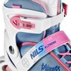 Zbliżenie na fragment łyżworolek w kolorach biało-niebiesko-różowych z widocznymi napisami "AUTO LOCK" oraz "NILS EXTREME". Na materiale znajduje się również napis "Princess" w kolorze niebieskim.