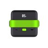 Czarny powerbank z logo "Trust" na dolnej części, wyposażony w kilka portów USB, do których podłączone są kable. Na górnej powierzchni znajduje się zielony przycisk oraz prostokątny wskaźnik świetlny, a z boku widoczny jest zielony uchwyt.