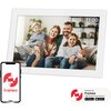 Biała ramka cyfrowa wyświetla zdjęcie rodziny siedzącej na kanapie, z widocznym zegarem wskazującym godzinę 11:00 i temperaturą 10 stopni. Obok ramki znajduje się smartfon z logo "frameo", a poniżej napis "Powered by Frameo High-Quality Danish Software" o