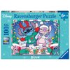 Pudełko puzzli Ravensburger z motywem świątecznym przedstawiającym postacie z Disney'a, w tym Stitcha w świątecznym swetrze i czapce. Na opakowaniu widnieje napis "Ravensburger Puzzle", "100 XXL", "Premium Puzzle", "Perfect Age Fit", "Disney Stitch" oraz 