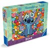 Pudełko puzzli Ravensburger z motywem Disney Stitch, zawierające 1000 elementów, przedstawia kolorowy obrazek z postacią na tle kwiatów. Na opakowaniu widnieje napis "Ravensburger Puzzle" oraz logo "Disney Stitch".