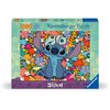 Pudełko puzzli Ravensburger przedstawia postać z bajki na tle kolorowych kwiatów, z napisem "1000" w rogu oraz logo "Disney Stitch" na dole. Na opakowaniu widnieje również napis "Ravensburger Puzzle" oraz logo producenta.