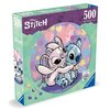 Pudełko puzzli Ravensburger z motywem Disney Stitch, zawierające 500 elementów, przedstawia kolorową ilustrację dwóch postaci przytulających się na tle serc i kwiatów. Na opakowaniu widnieje napis "Disney Stitch" oraz informacja o dołączonym plakacie.