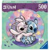 Opakowanie puzzli przedstawia kolorową ilustrację dwóch postaci z serii Disney Stitch, otoczonych różnobarwnymi elementami układanki i sercami. Na opakowaniu widnieje tekst: "Disney Stitch", "500 Ravensburger Puzzle" oraz logo "Ravensburger".