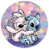 Na okrągłym obrazku znajdują się dwie postacie z kreskówki, przytulające się na tle fioletowego wzoru z kolorowymi kwiatkami i sercami. Produkt to "Puzzle RAVENSBURGER Disney Stitch 17581 (500 elementów)".