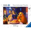Obrazek przedstawia okładkę puzzli z ilustracją dwóch psów jedzących spaghetti przy świecy, w tle widać uliczkę z praniem na sznurze. Na górze znajduje się napis "1000 Ravensburger Puzzle", a na dole "Disney" oraz "Collector's Edition".