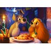 Na ilustracji widoczne są dwa animowane psy jedzące spaghetti przy stoliku z obrusem w kratę, w tle znajduje się ulica z ceglaną zabudową i wiszącym praniem. Na stole stoi świeca w butelce oraz koszyk z pieczywem.