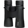 Czarna lornetka z widocznymi napisami "OUTDOOR II" oraz logo "FOCUS" na obudowie. Centralnie umieszczone pokrętło do regulacji ostrości.