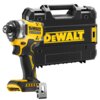Na zdjęciu znajduje się żółto-czarna zakrętarka udarowa z napisem "DEWALT" oraz czarna walizka z dużym logo "DEWALT". Zakrętarka ma oznaczenie "18V XR BRUSHLESS" i widoczny jest metalowy klips z napisem "DEWALT".