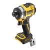 Na zdjęciu znajduje się żółto-czarna zakrętarka udarowa z widocznym logo "DEWALT" oraz napisem "BRUSHLESS XR". Urządzenie ma ergonomiczną rękojeść i metalowy uchwyt na akumulator, a obok znajduje się metalowy klips z napisem "DEWALT".