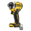 Na zdjęciu znajduje się żółto-czarna zakrętarka udarowa z widocznym logo "DEWALT" oraz napisem "18V XR BRUSHLESS". Obok narzędzia leży metalowy klips z napisem "DEWALT".