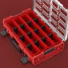 Czerwony organizer z przezroczystą pokrywą, zawierający dwanaście długich przegródek z czarnymi wkładkami. Produkt ma solidne zapięcia i uchwyt do przenoszenia.