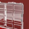Przezroczysta pokrywa organizera z widocznymi prostokątnymi przegródkami, na tle czerwonej powierzchni. Produkt to "Organizer QBRICK System ONE XL 2.0 MFI Red Ultra HD Custom".