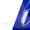 Obraz przedstawia fragment telefonu z nałożonym szkłem ochronnym, które jest lekko uniesione na jednym z rogów. Na ekranie telefonu widoczny jest niebieski wzór z białymi kropkami oraz białą ikoną tarczy.