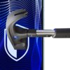 Na zdjęciu widoczny jest fragment ekranu telefonu z niebieskim, abstrakcyjnym wzorem oraz białą tarczą ochronną. Obok ekranu znajduje się metalowy młotek z logo "3MK" na głowicy.