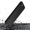 Czarne etui na telefon unosi się nad powierzchnią, z której unoszą się fragmenty materiału, sugerujące uderzenie. Tło jest białe, a etui ma wycięcie na aparat.