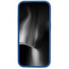 Niebieskie etui na telefon z zaokrąglonymi krawędziami, przeznaczone dla modelu Apple iPhone 15 Pro. Wnętrze etui jest wypełnione czarno-białym wzorem przypominającym abstrakcyjne fale.