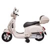 Elektryczny motorek dziecięcy w kolorze ecru, stylizowany na klasyczną Vespę, z czarnym siedzeniem i bagażnikiem z tyłu. Na boku pojazdu widoczny jest napis "Vespa".
