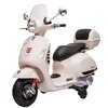 Elektryczny motorek dziecięcy w kolorze ecru, stylizowany na klasyczną Vespę, z czarnym siedzeniem i bagażnikiem z tyłu. Na przodzie widoczne są trzy czerwone paski oraz logo Vespa.