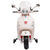 Elektryczny motorek w kolorze ecru z dużym przednim reflektorem, dwoma lusterkami i czerwonymi akcentami na przodzie. Na motorku widoczne jest logo w kształcie litery "P" oraz napis "Vespa".