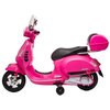 Różowy motorek elektryczny z czarnym siedzeniem i bagażnikiem, posiada dwa koła oraz dodatkowe kółka stabilizujące. Na boku widoczny jest napis "Vespa".