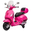Różowy motorek elektryczny z czarnym siedzeniem i przezroczystą szybą, posiada dwa lusterka oraz dodatkowy bagażnik z tyłu. Na przodzie widoczne są reflektory i oznaczenie "Vespa".