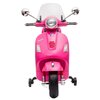Różowy motorek elektryczny z dużym przednim reflektorem, przezroczystą szybą i bocznymi lusterkami. Na przodzie widoczne są napisy: "Vespa" oraz symbol "P".