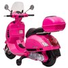 Różowy motorek elektryczny z napisem "Vespa" na boku, wyposażony w czarne siedzenie, przezroczystą szybę i boczne lusterka. Na przodzie widoczna jest naklejka z ostrzeżeniem, a z tyłu znajduje się zamykany bagażnik.