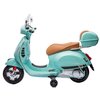 Na zdjęciu znajduje się turkusowy motorek elektryczny z brązowym siedzeniem i bagażnikiem w tym samym kolorze co pojazd. Na boku motorka widoczny jest napis "Vespa".