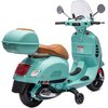 Turkusowy motorek elektryczny z brązowym siedzeniem, wyposażony w bagażnik, lusterka i przezroczystą szybę. Na tylnej części pojazdu widoczne są czerwone światła oraz napis "Vespa".
