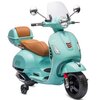 Turkusowy motorek elektryczny z brązowym siedzeniem i oparciem, wyposażony w przezroczystą szybę i dodatkowe kółka boczne. Na przodzie widoczne są reflektory oraz logo "Vespa".