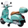 Turkusowy motorek elektryczny z brązowym siedzeniem i bagażnikiem, posiada dwa lusterka, przezroczystą szybę oraz widoczne logo "Vespa" na boku. Na przodzie znajduje się czerwone ostrzeżenie z napisem "WARNING" oraz inne mniejsze napisy.