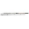 Na zdjęciu widoczna jest trzyczęściowa wędka z zielonym napisem "MIKADO Toxy Power Method Feeder 3.30m / 120g" na jednym z segmentów. Rękojeść wędki jest wykonana z korka i czarnego materiału.
