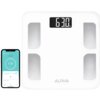 Biała waga łazienkowa z czarnym wyświetlaczem pokazującym "63.0 kg" oraz logo "ALPHA" na dole. Obok wagi znajduje się smartfon z aplikacją wyświetlającą tę samą wagę "63.00 kg".
