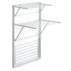 Biała suszarka na pranie montowana na ścianie, z dwoma poziomami składanych półek z metalowymi prętami. Konstrukcja jest prostokątna, wykonana z metalu, z widocznymi otworami montażowymi.