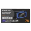 Na zdjęciu znajduje się opakowanie inteligentnej ładowarki Qoltec z widocznym urządzeniem na froncie. Na opakowaniu widnieje tekst: "Qoltec Intelligent Pulse Repair Charger 12V 7A 9 Stage Charging" oraz ikony z opisami funkcji, takich jak "LCD Screen Disp