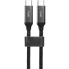 Na zdjęciu znajduje się czarny, pleciony kabel USB-C - USB-C z metalowymi końcówkami, na których widnieje symbol USB. Kabel jest spięty czarnym rzepem.